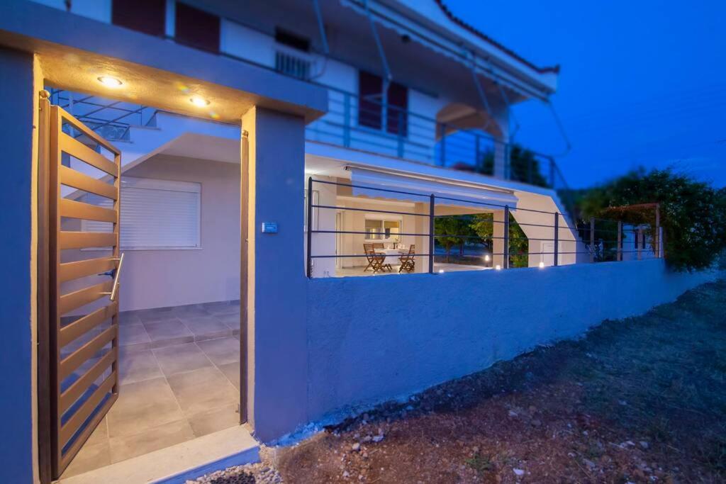 House On The Beach ซาลามีส ภายนอก รูปภาพ